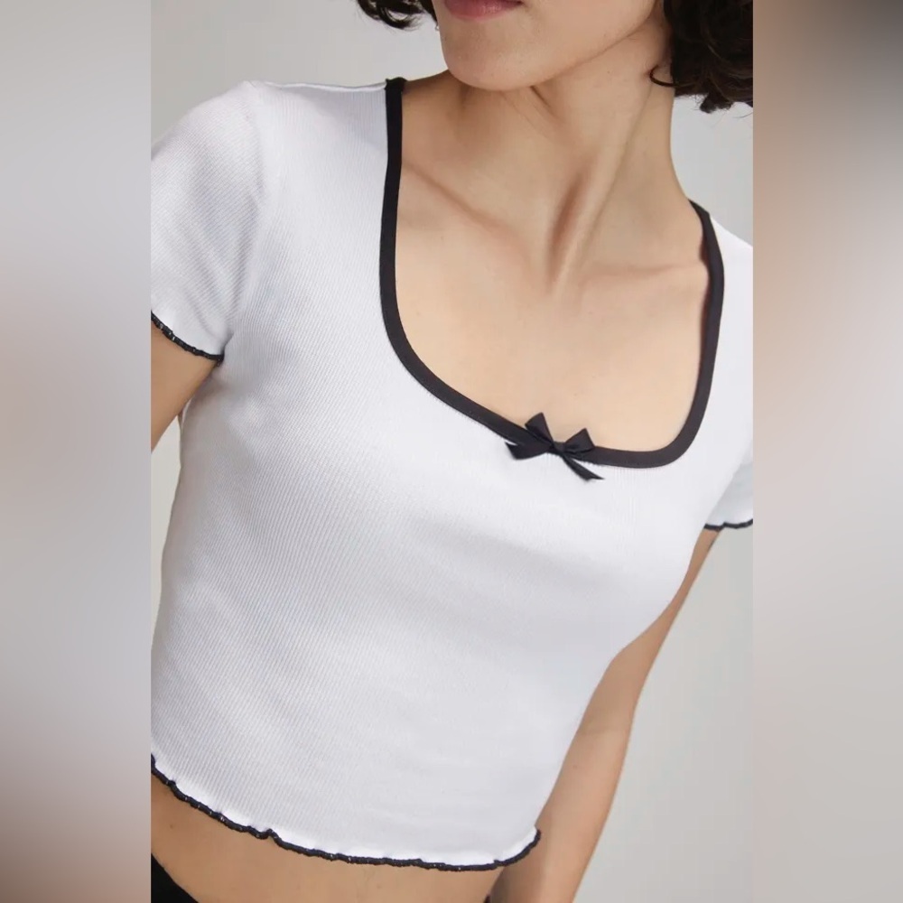 Gaze size M White Top with Black Accents, Bow detail, short fit
